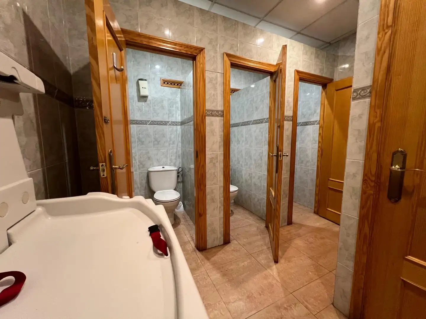 Badezimmer von Geschaftsraum zum Verkauf in Paterna mit Klimaanlage und Möbliert