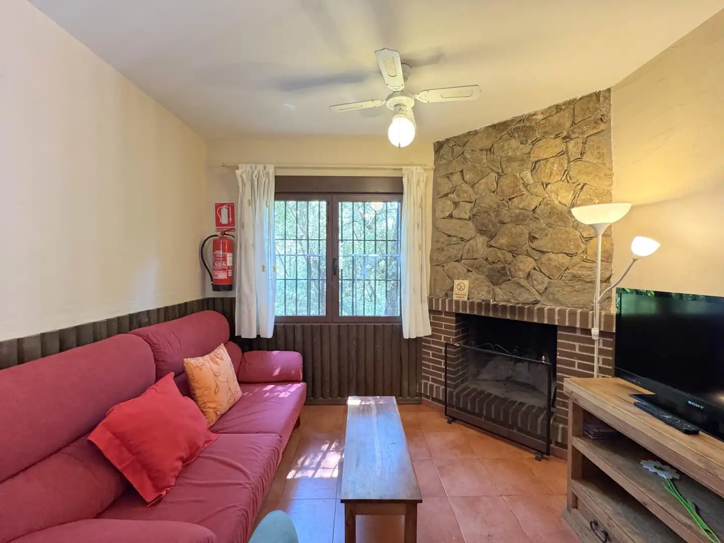 Sala d'estar de Casa o xalet en venda en Candeleda amb Aire condicionat, Calefacció i Jardí privat