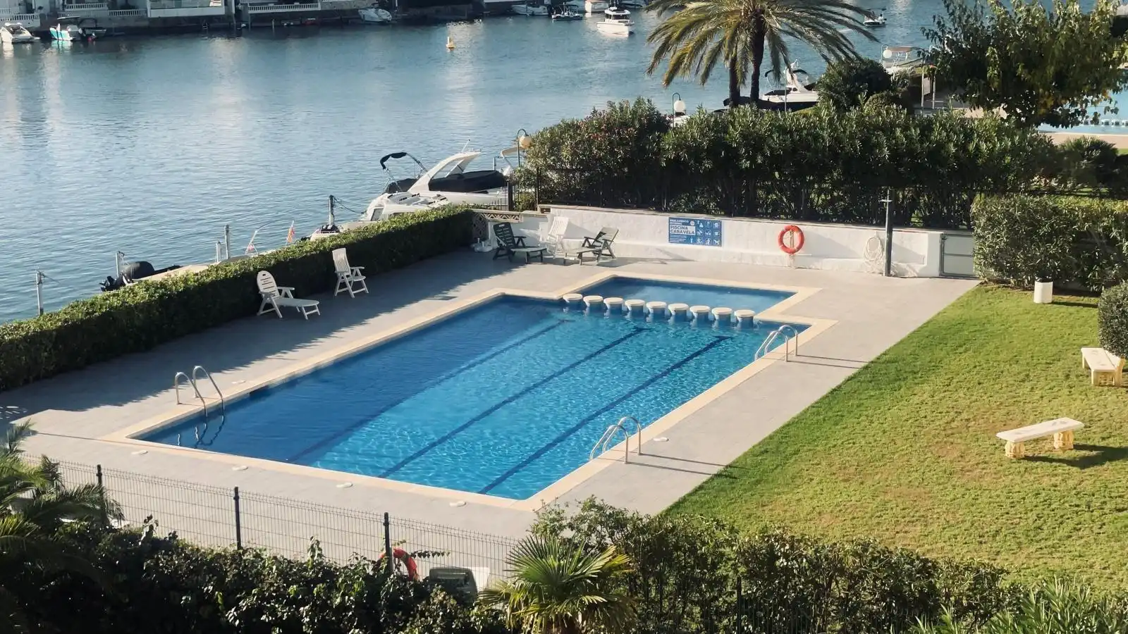 Piscina de Apartament en venda en Empuriabrava amb Aire condicionat, Calefacció i Jardí privat