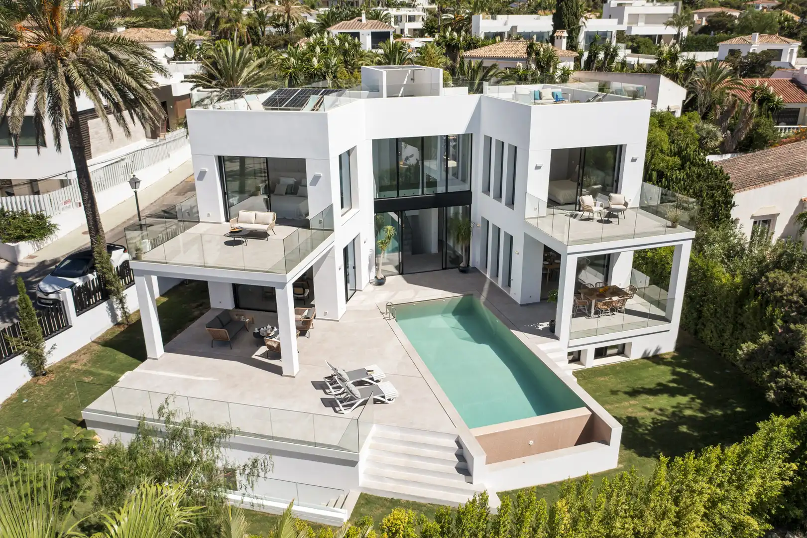 Vista exterior de Casa o xalet en venda en Marbella amb Aire condicionat, Jardí privat i Terrassa