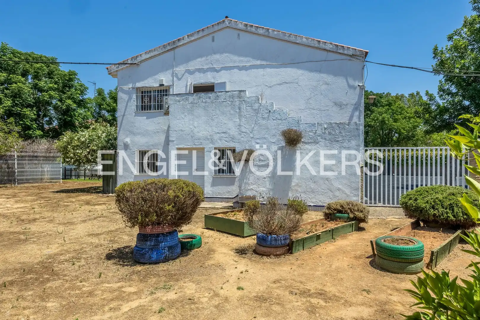 Vista exterior de Casa o chalet en venta en Sevilla con Calefacción y Jardín privado
