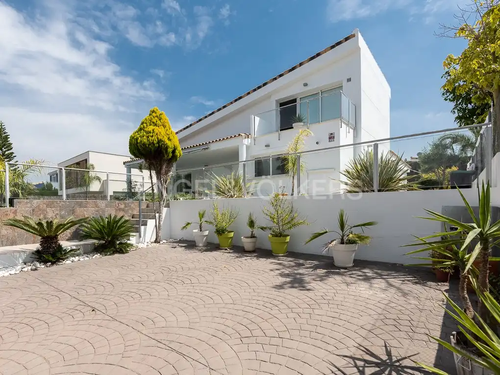 Vista exterior de Casa o xalet de lloguer en Bétera amb Aire condicionat, Calefacció i Jardí privat