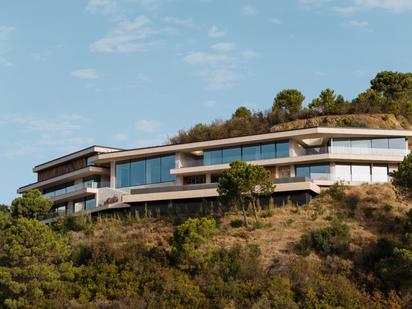 Vista exterior de Casa o xalet en venda en Benahavís amb Aire condicionat, Calefacció i Jardí privat