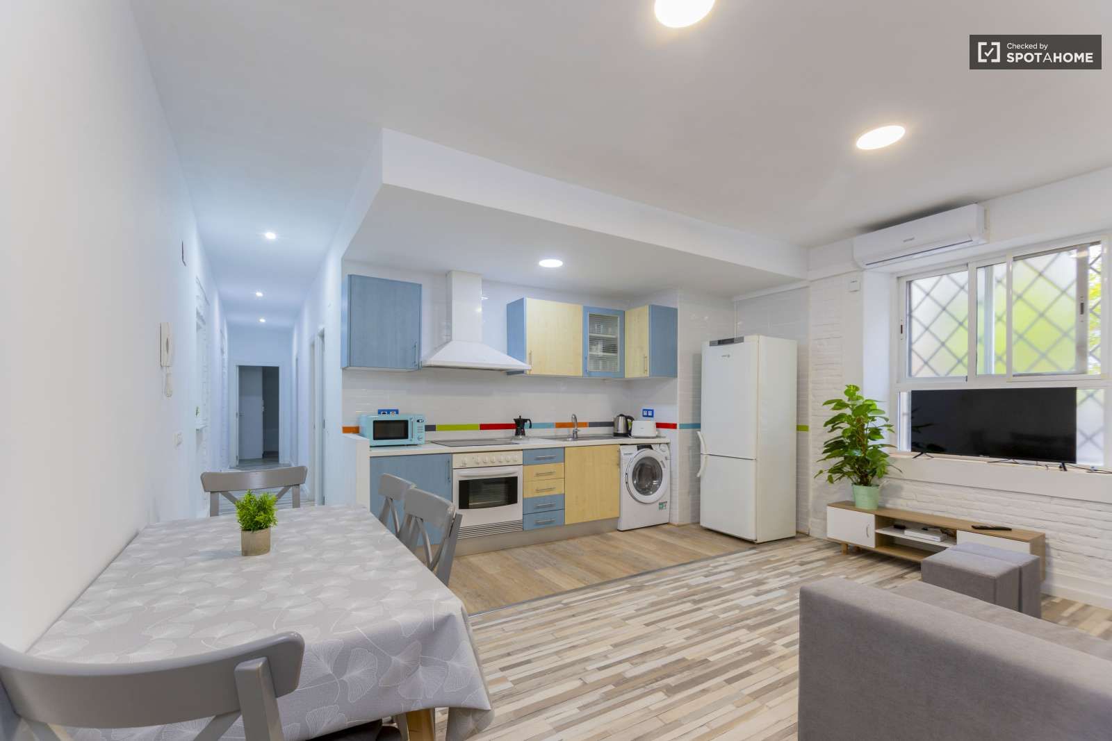 Cuina de Apartament per a compartir en  Valencia Capital amb Aire condicionat i Terrassa