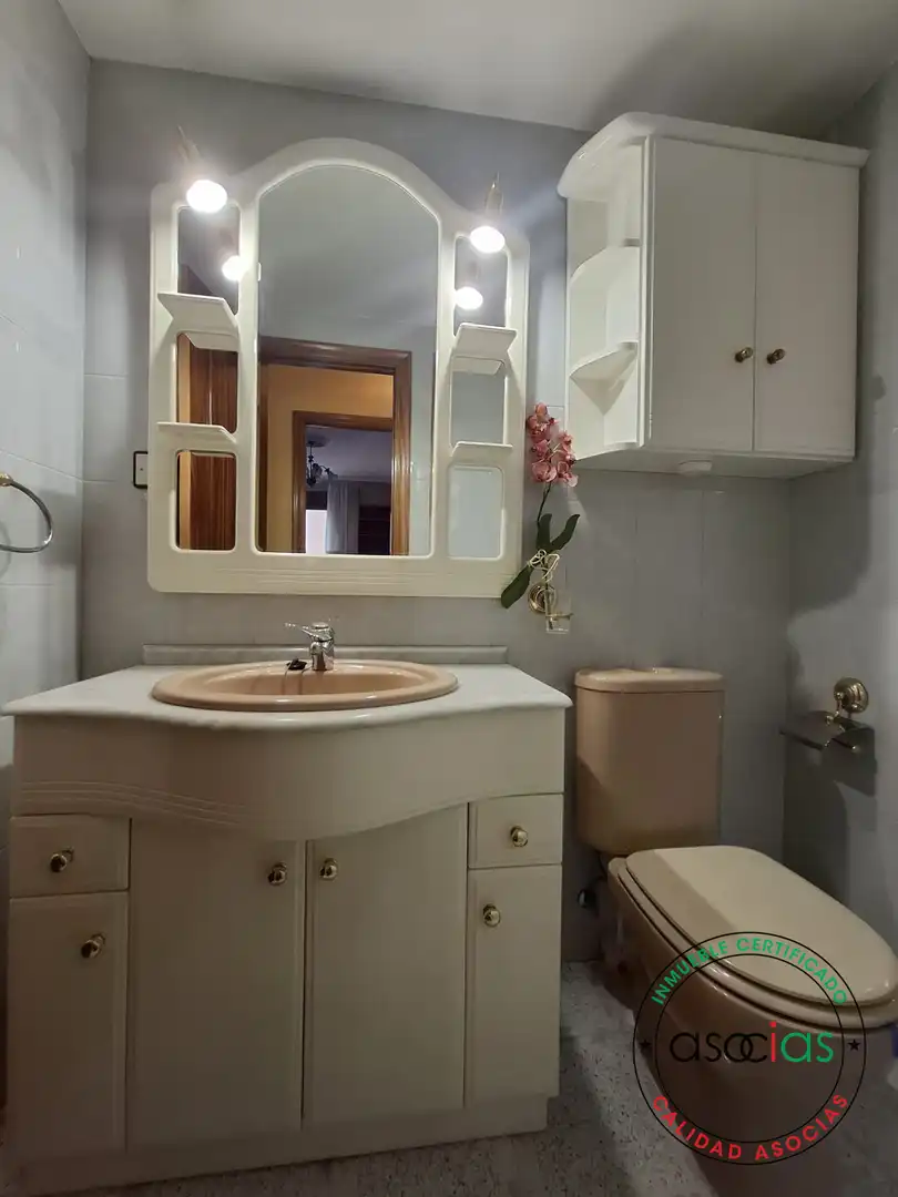 Badezimmer von Wohnung zur Miete in Gijón  mit Heizung, Parkett und Möbliert