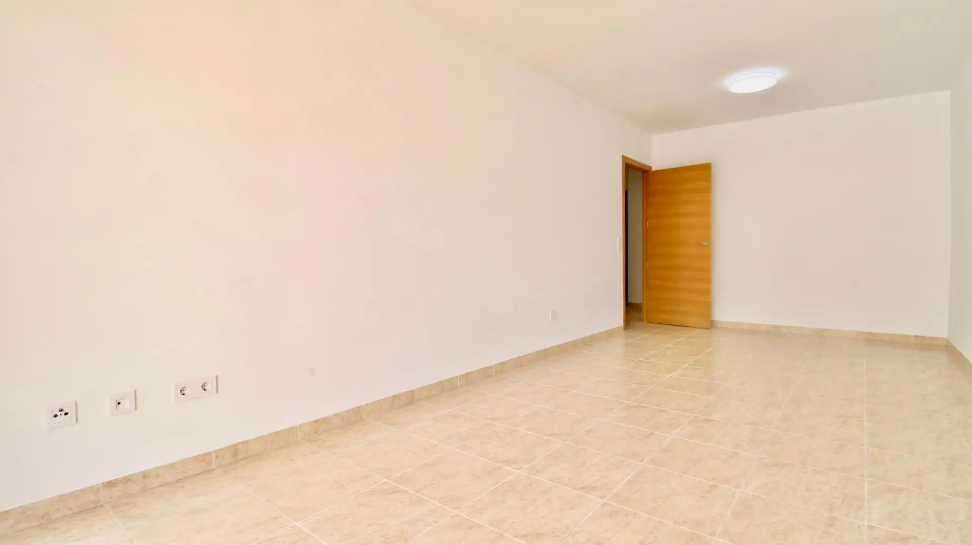 Piso en venta en Roquetas de Mar con Jardín privado, Terraza y Piscina comunitaria