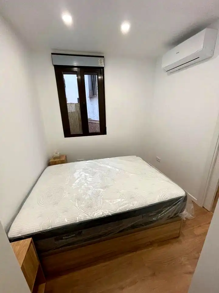 Dormitori de Apartament de lloguer en Madrid amb Aire condicionat, Calefacció i Terrassa