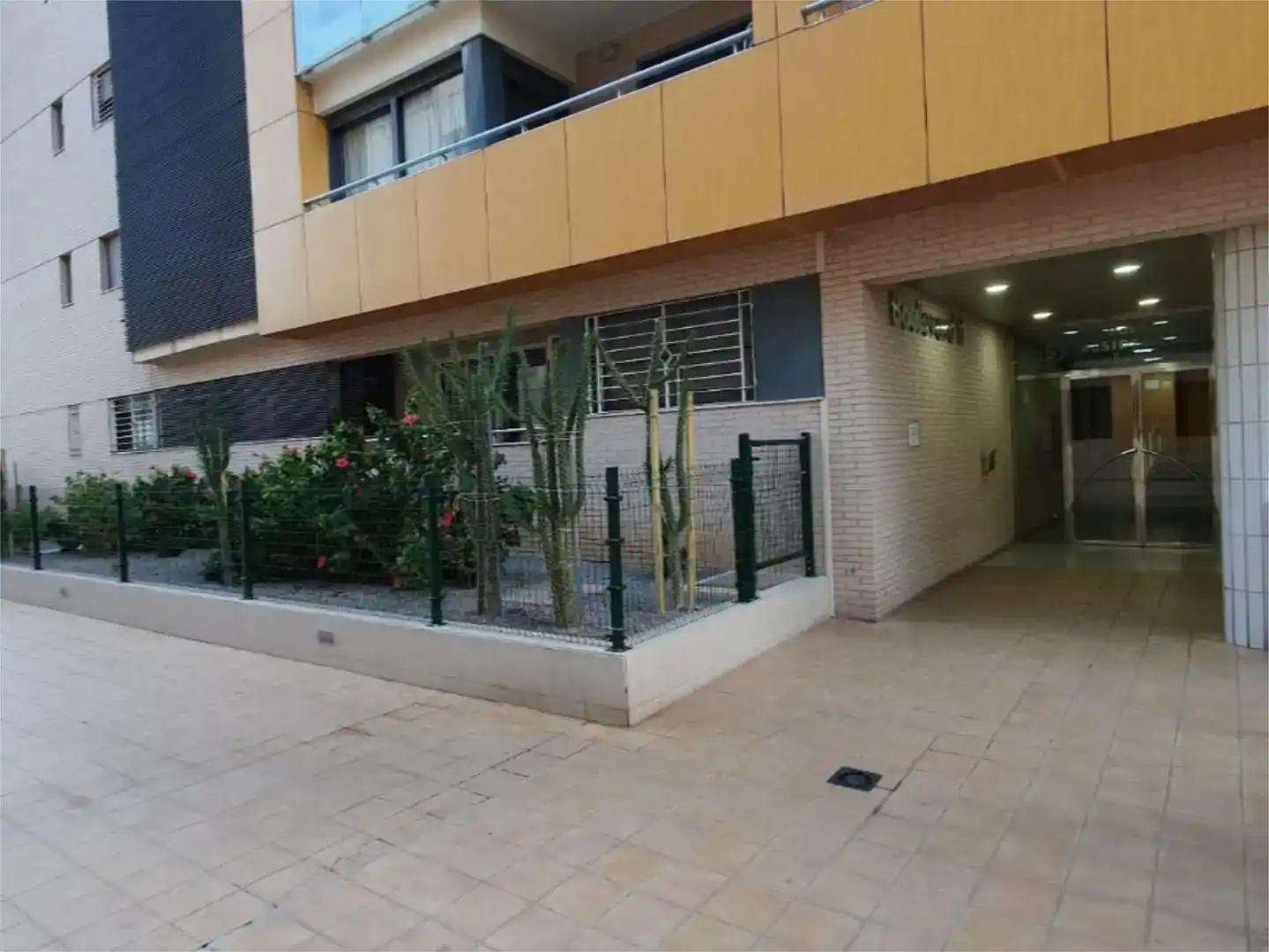 Vista exterior de Pis en venda en Roquetas de Mar amb Aire condicionat, Piscina i Balcó