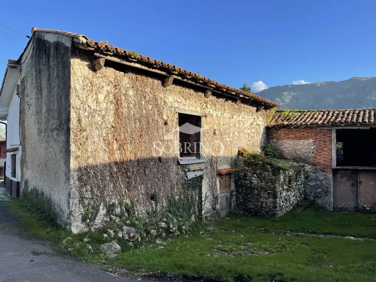 Außenansicht von Haus oder Chalet zum Verkauf in Llanes mit Privatgarten