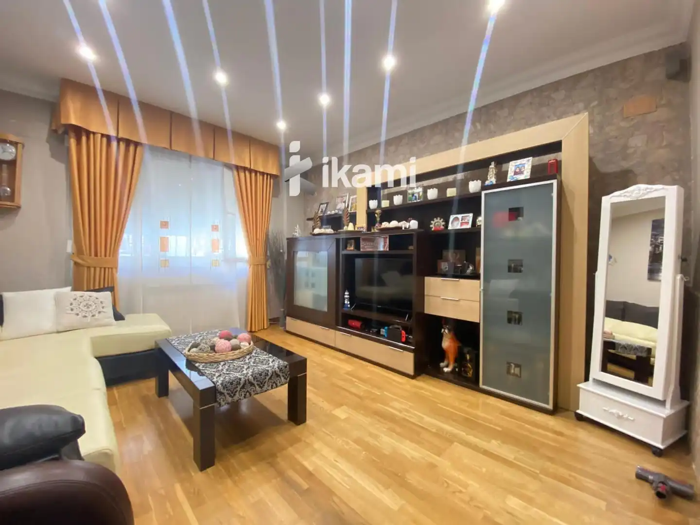 Living room of Flat for sale in Madrid  with Heating, Terrace and Furnished