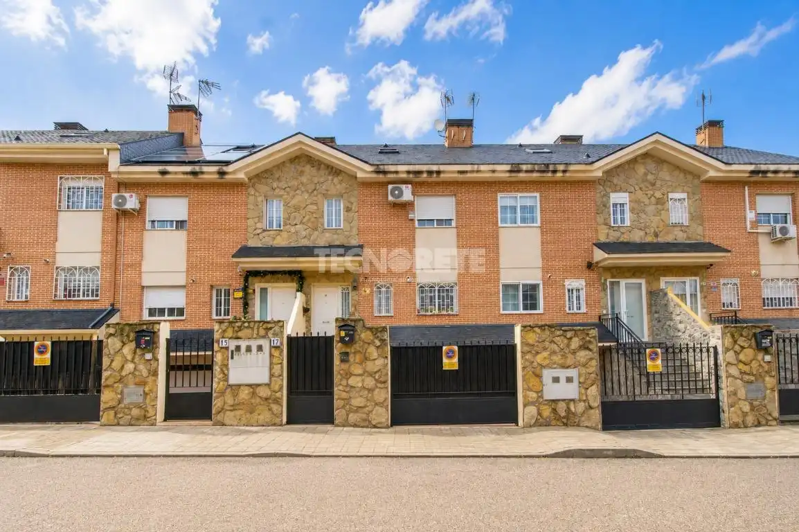 Vista exterior de Casa adosada en venta en Las Ventas de Retamosa con Calefacción y Jardín privado