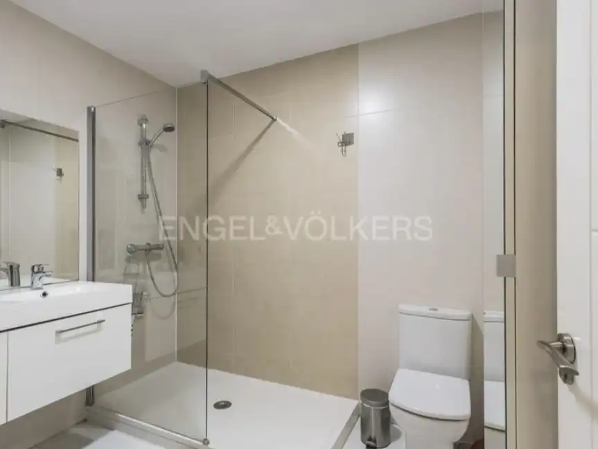 Badezimmer von Wohnung zum Verkauf in Madrid mit Klimaanlage, Heizung und Parkett