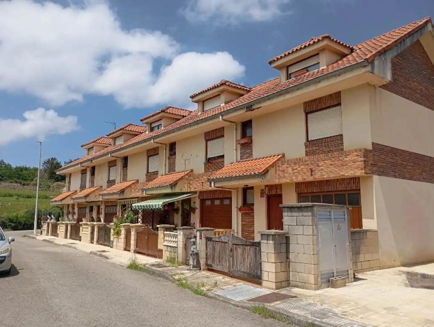 Außenansicht von Einfamilien-Reihenhaus zum Verkauf in Reocín mit Heizung und Terrasse