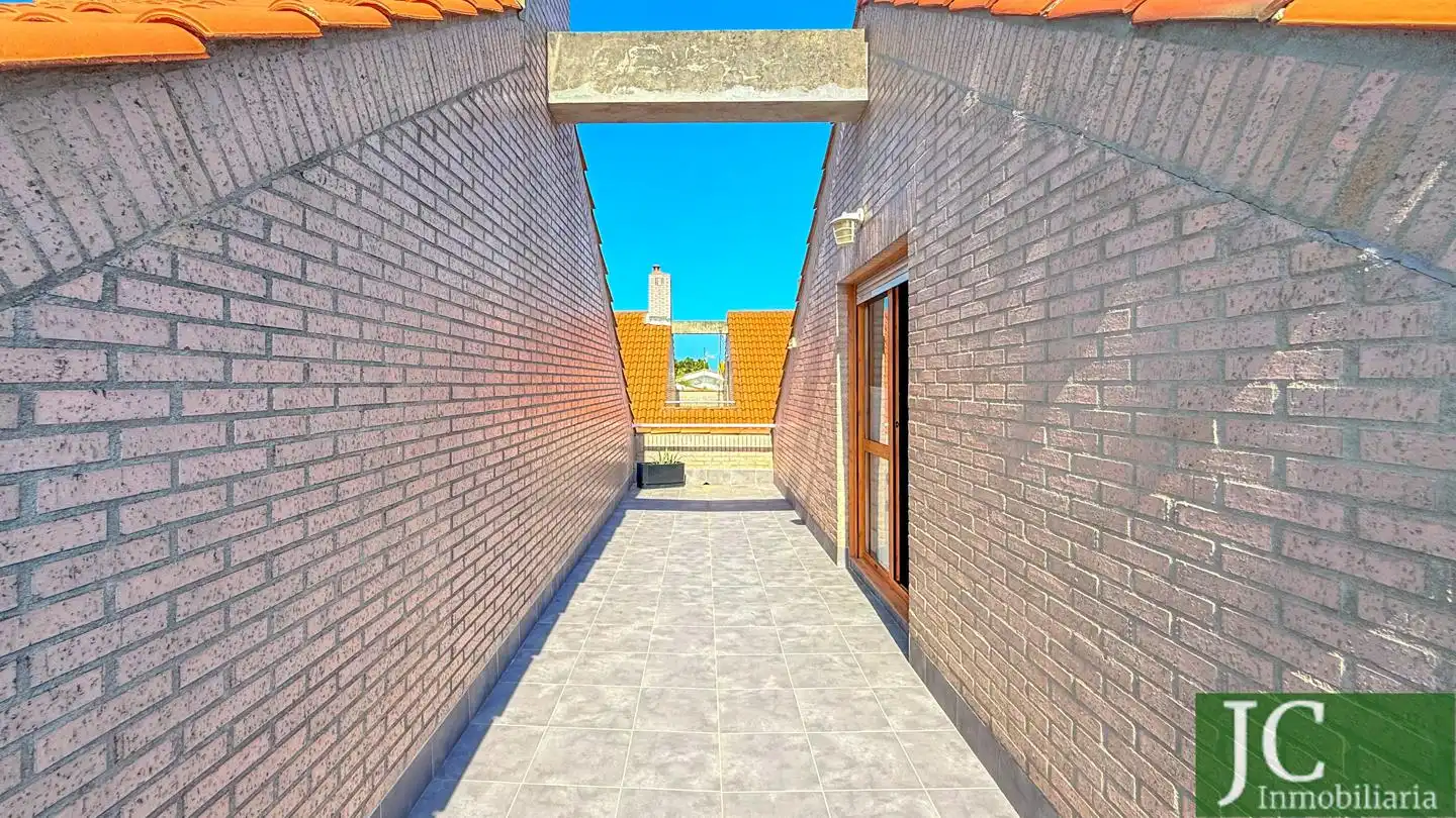 Terrassa de Dúplex en venda en Laredo amb Terrassa i Moblat