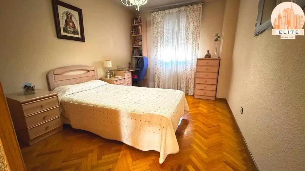 Habitación de Casa adosada en venta en Torrejón de la Calzada con Aire acondicionado, Calefacción y Jardín privado