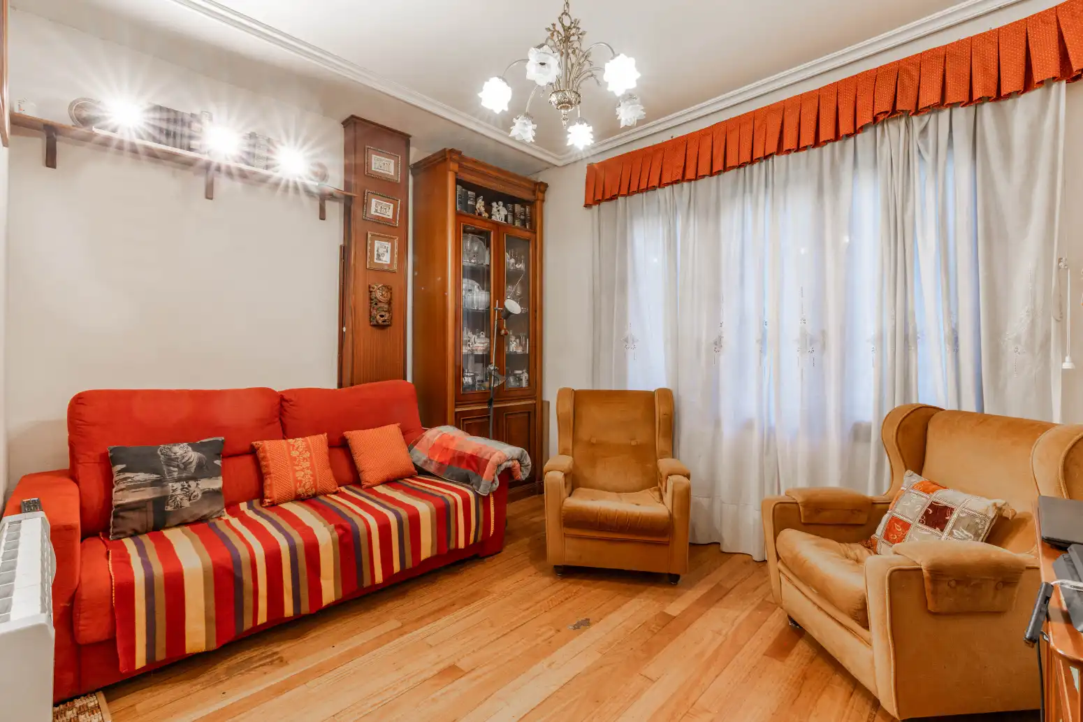 Sala d'estar de Pis en venda en Donostia - San Sebastián  amb Calefacció i Parquet