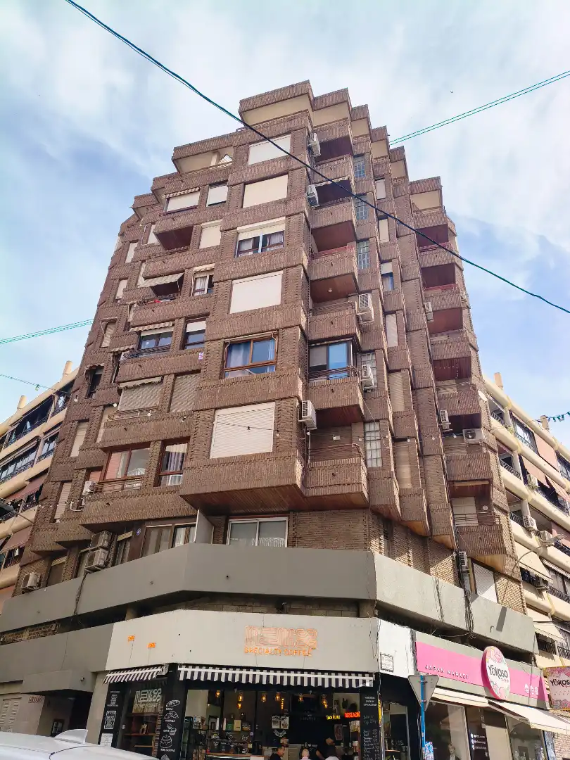Außenansicht von Wohnungen zur Miete in Alicante / Alacant mit Klimaanlage, Terrasse und Möbliert