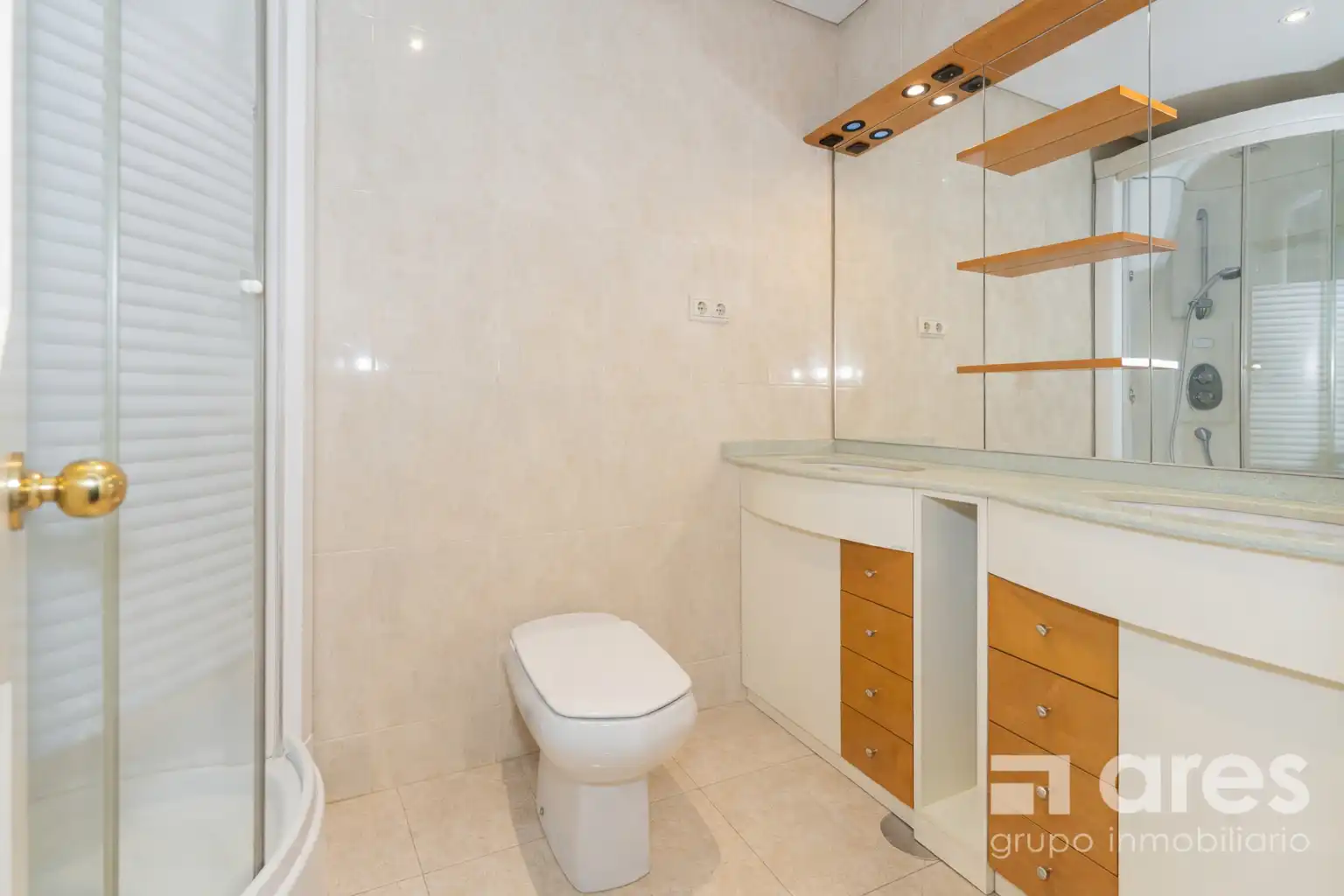 Bathroom of Flat for sale in Madrid  with Air Conditioner, Heating and Private garden
