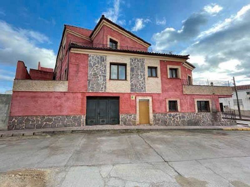 Exterior view of Building for sale in Montizón