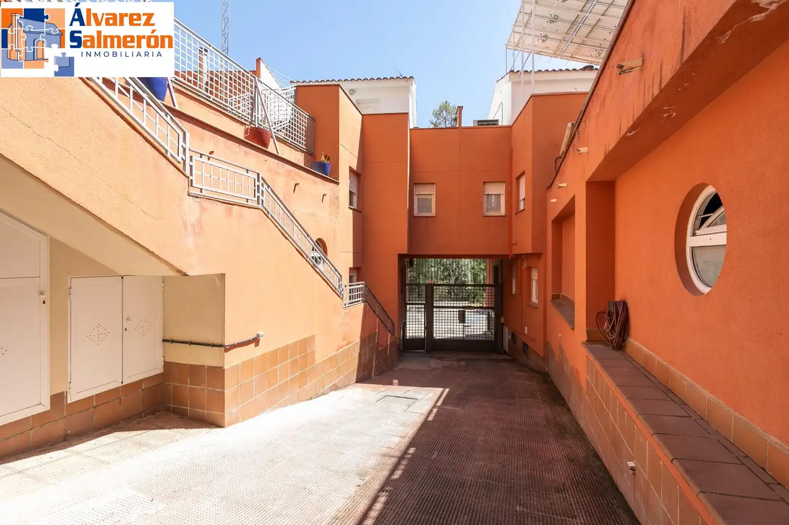 Vista exterior de Casa adosada en venta en Granada con Aire acondicionado, Calefacción y Terraza
