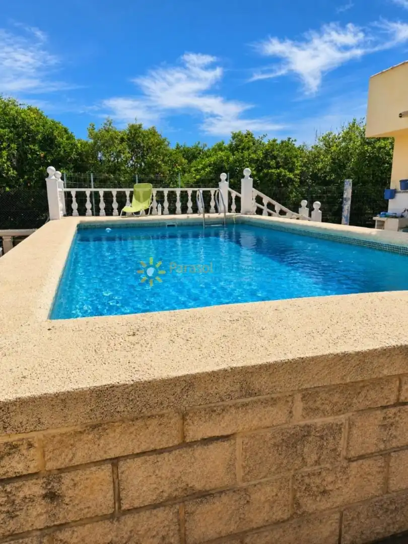 Schwimmbecken von Haus oder Chalet zum Verkauf in Oliva mit Klimaanlage, Privatgarten und Terrasse