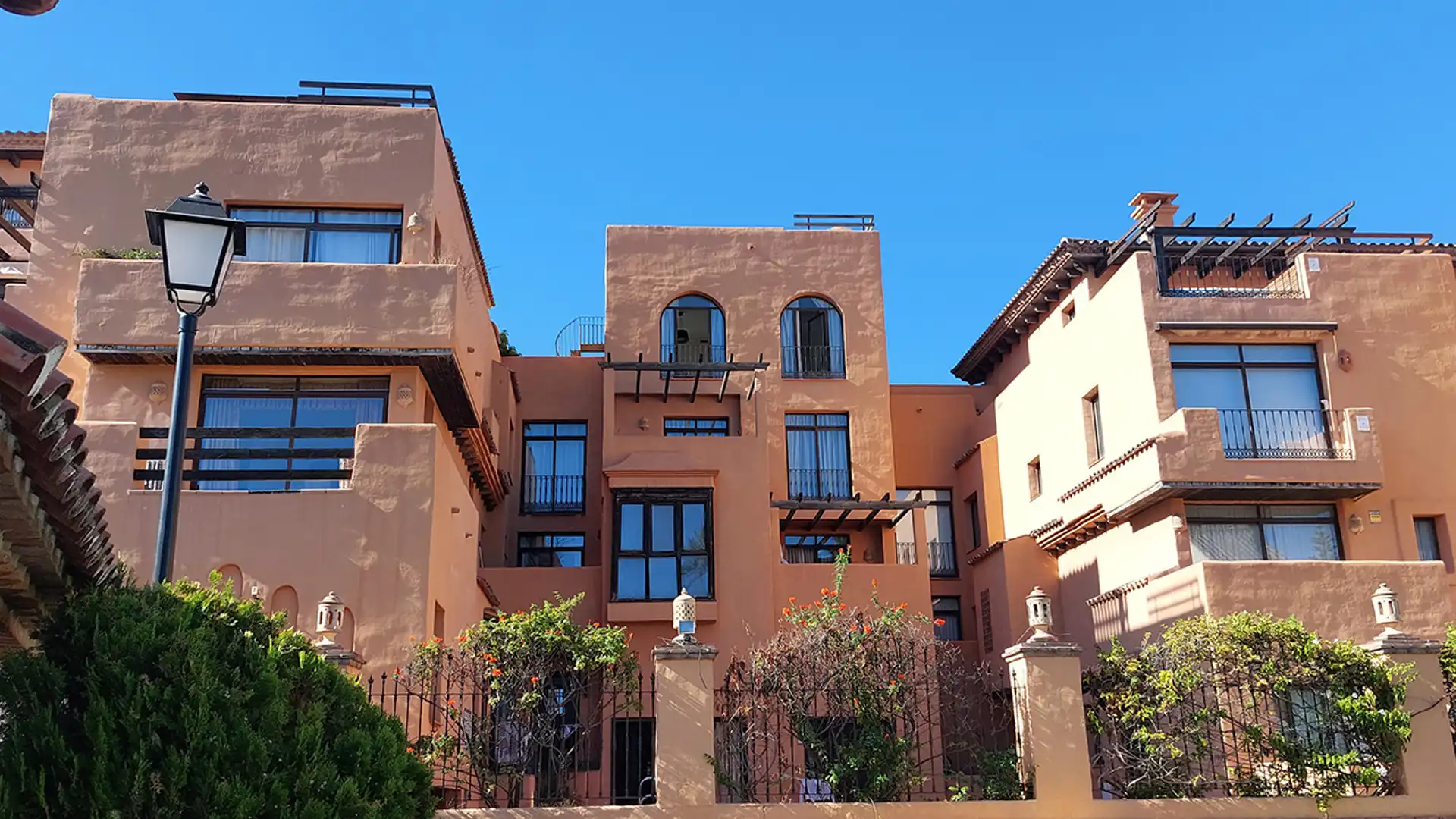 Vista exterior de Àtic en venda en Estepona amb Aire condicionat, Terrassa i Balcó