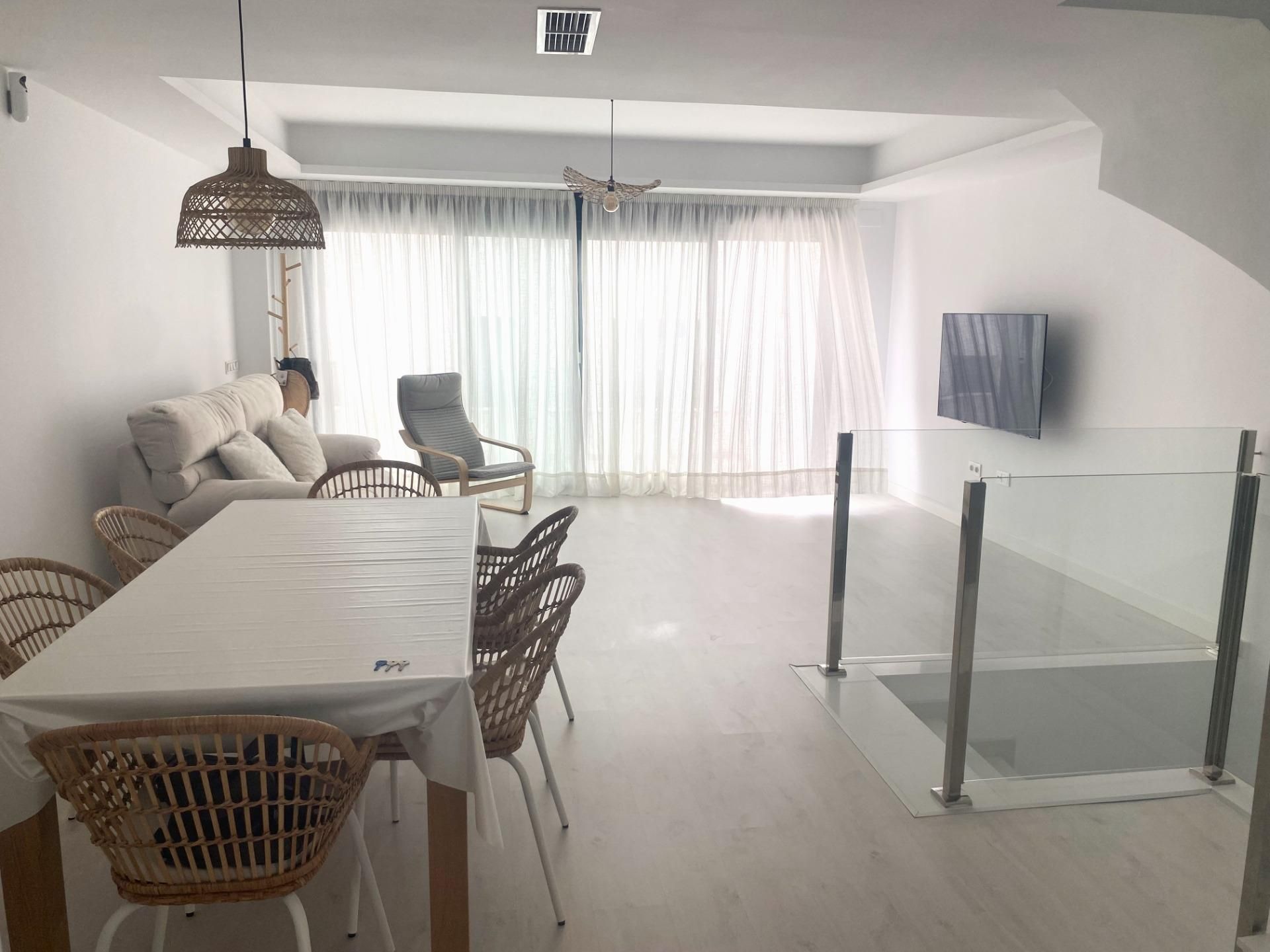 Sala d'estar de Casa adosada en venda en Rincón de la Victoria amb Aire condicionat, Calefacció i Terrassa
