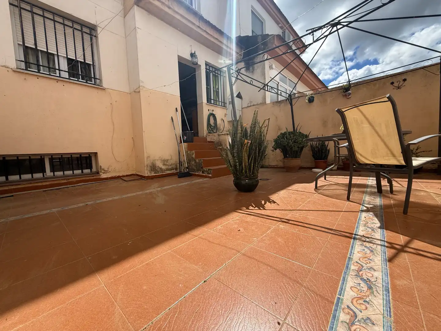 Terrasse von Einfamilien-Reihenhaus zum Verkauf in Aljaraque mit Klimaanlage, Heizung und Privatgarten