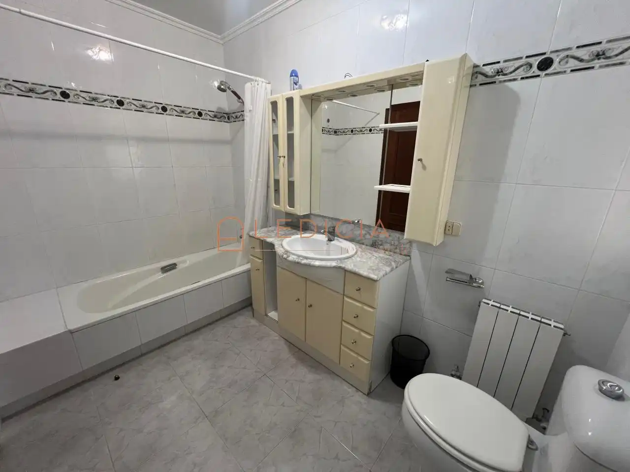 Baño de Piso de alquiler en Vigo  con Calefacción, Parquet y Amueblado
