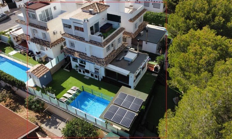 Vista exterior de Casa o xalet en venda en Orihuela amb Jardí privat, Terrassa i Piscina