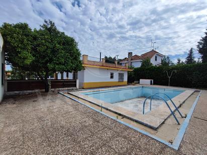 Piscina de Casa o xalet en venda en Espartinas