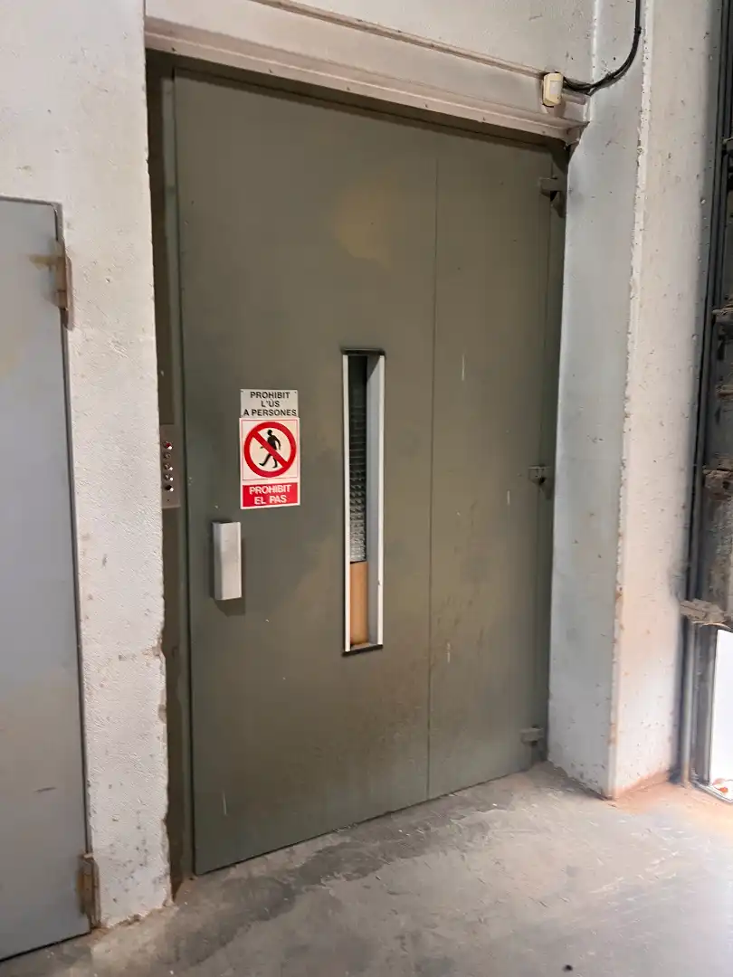 Parkplatz von Fabrikhallen zur Miete in Cassà de la Selva mit Heizung und Alarm