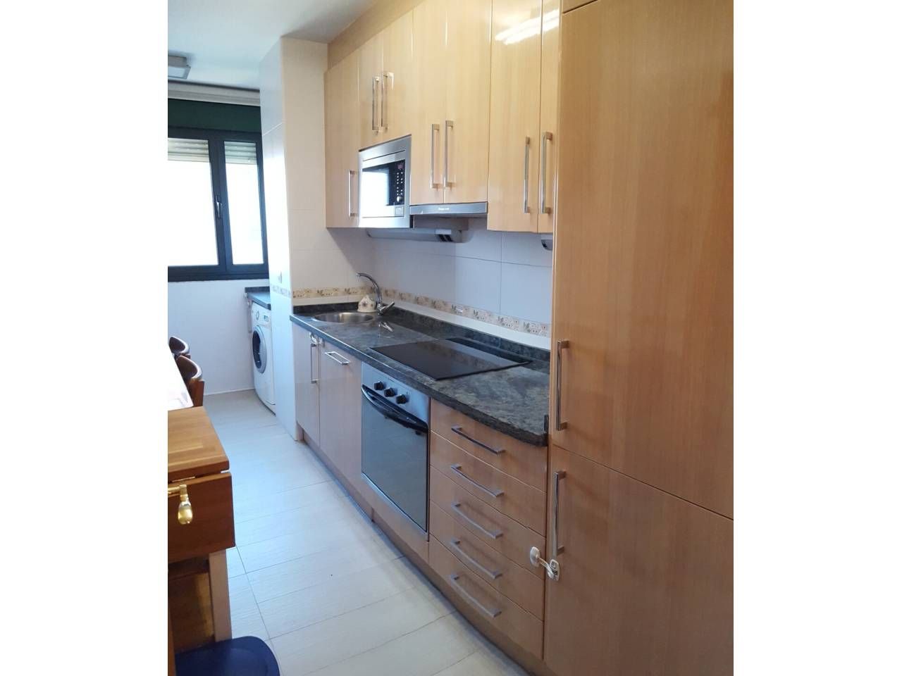 Cuina de Pis de lloguer en Oviedo  amb Calefacció, Parquet i Traster