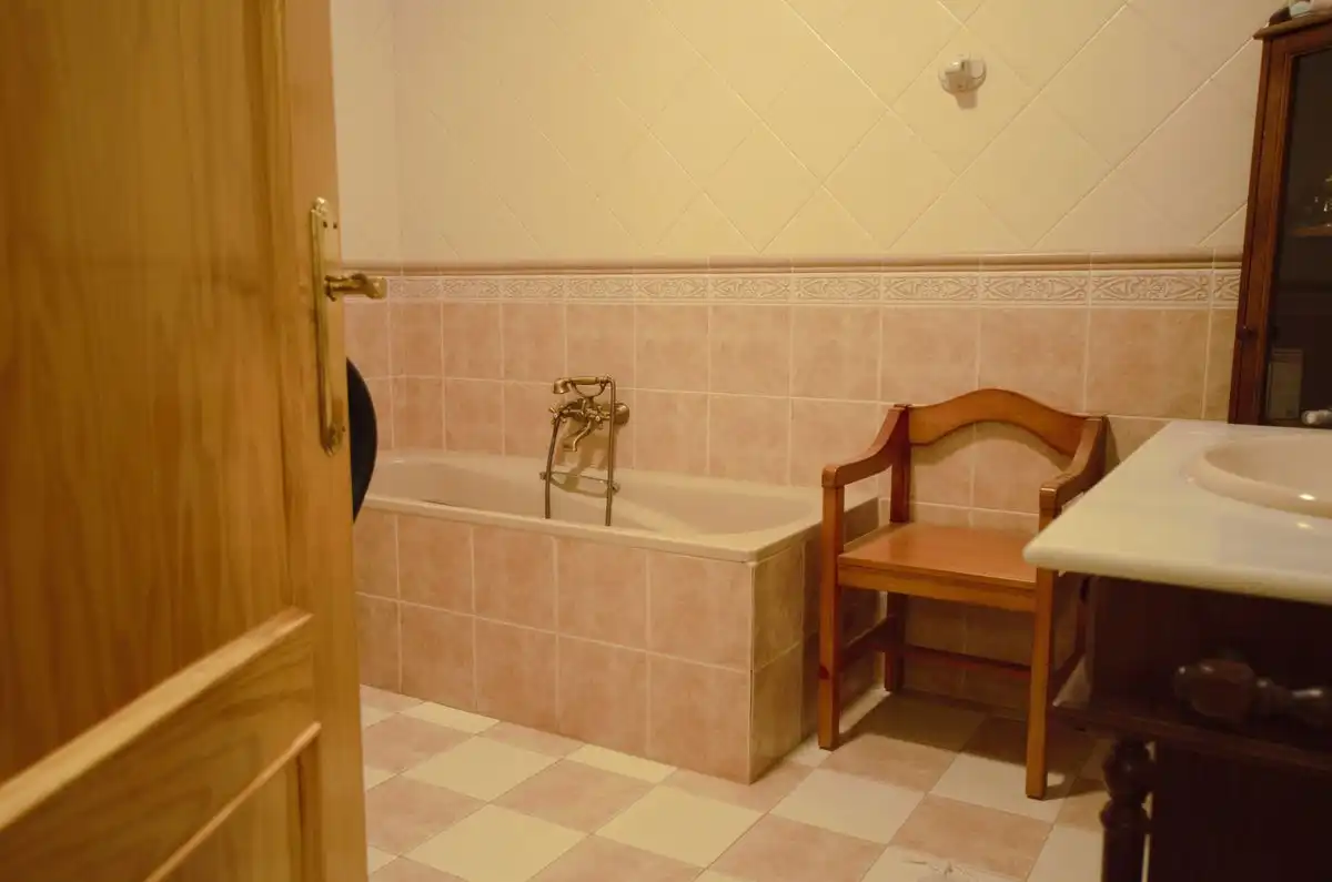 Baño de Casa adosada en venta en Fuensalida con Calefacción, Trastero y Amueblado