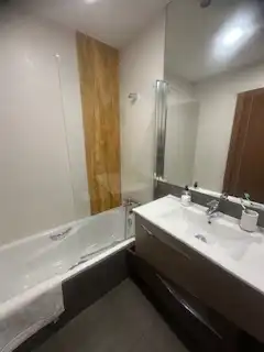 Bany de Pis de lloguer en León Capital  amb Calefacció, Parquet i Terrassa