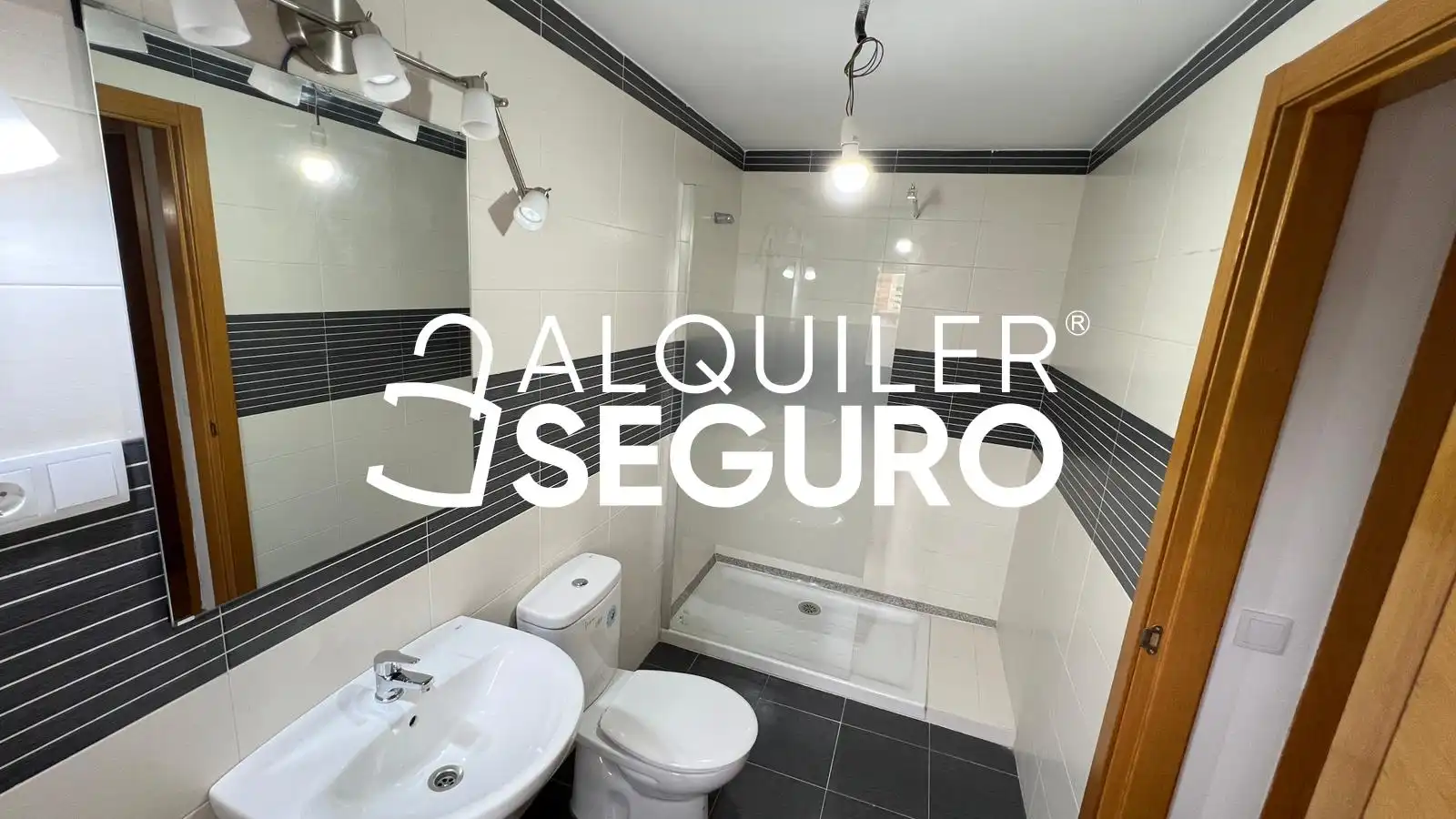 Bathroom of Attic for rent in Camarena  with Air Conditioner, Heating and Terrace