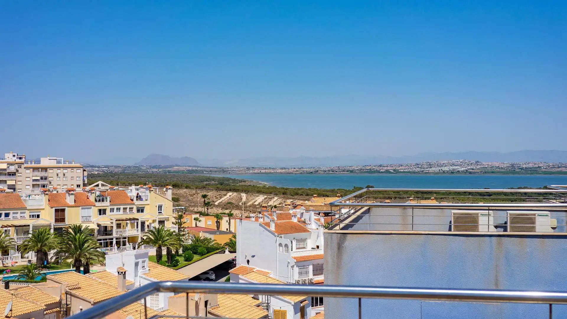 Vista exterior de Ático en venta en Torrevieja con Aire acondicionado, Terraza y Trastero