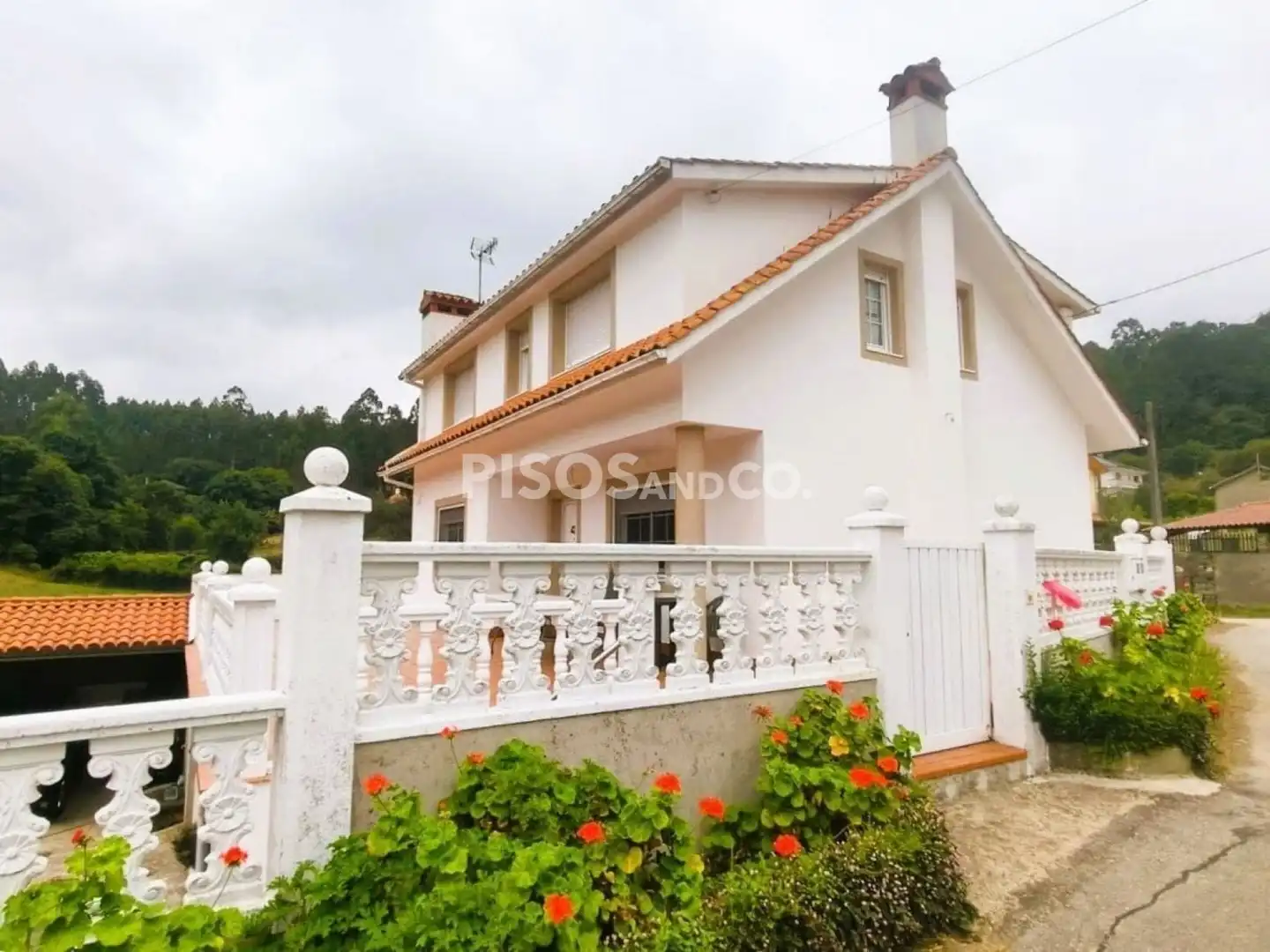 Vista exterior de Casa o xalet en venda en Abegondo amb Calefacció, Terrassa i Piscina