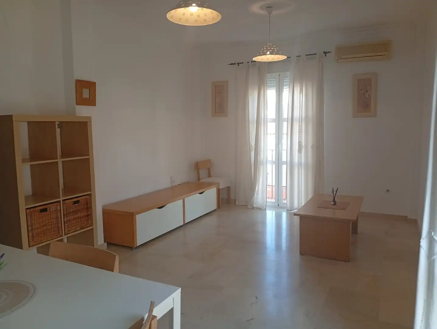 Sala de estar de Piso en venta en Sanlúcar la Mayor con Aire acondicionado, Trastero y Amueblado