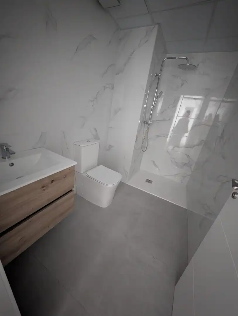 Badezimmer von Wohnung zum Verkauf in Lucena mit Klimaanlage, Heizung und Abstellraum