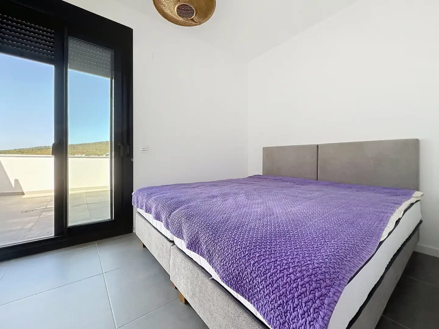 Schlafzimmer von Einfamilien-Reihenhaus zum Verkauf in Manilva mit Klimaanlage, Terrasse und Abstellraum