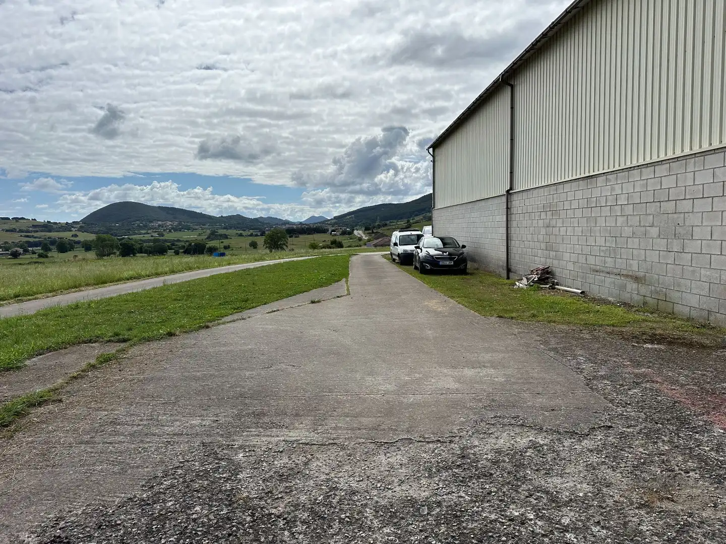 Parking of Industrial buildings for rent in Bareyo