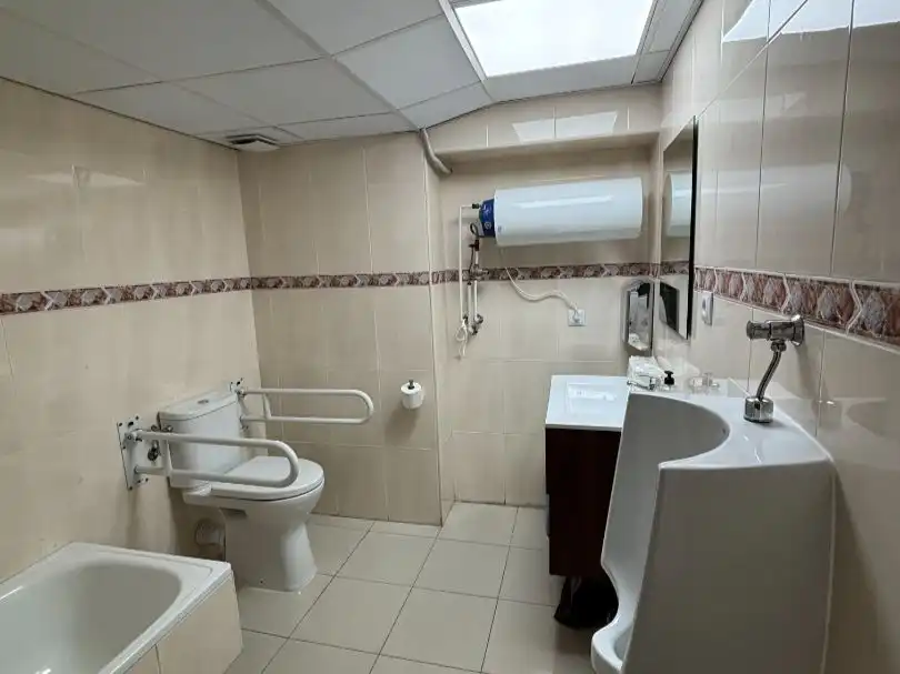 Badezimmer von Büro zum Verkauf in Ciudad Lineal
