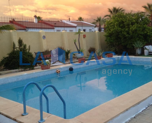 Piscina de Casa o xalet en venda en Villamanrique de la Condesa amb Terrassa i Traster