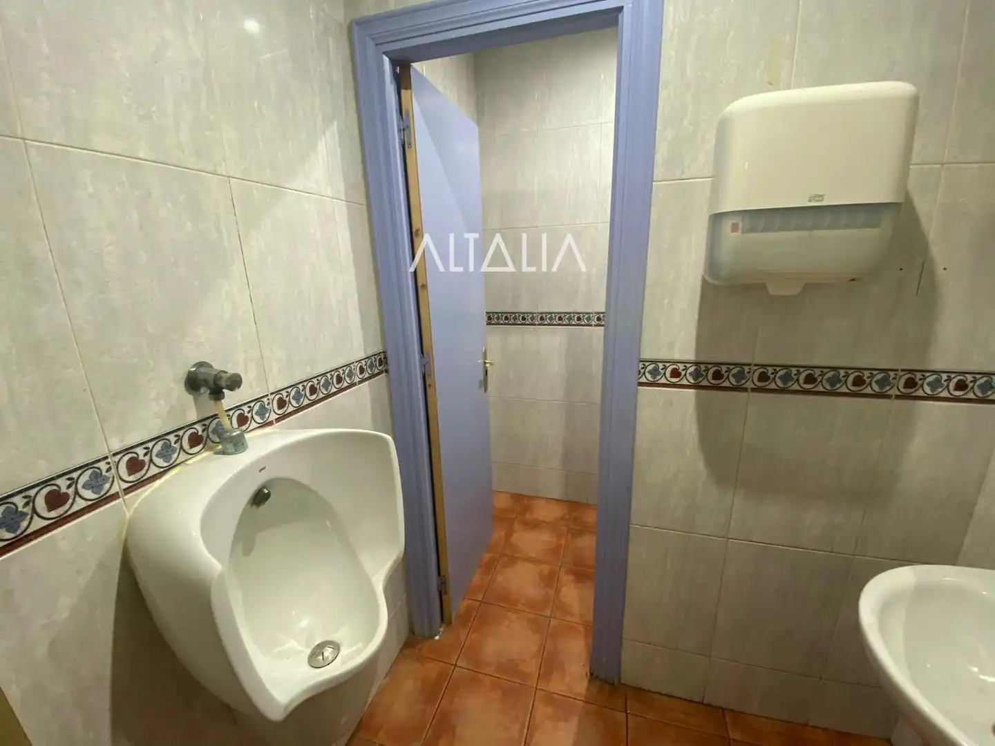 Baño de Local en venta en Cuenca con Aire acondicionado