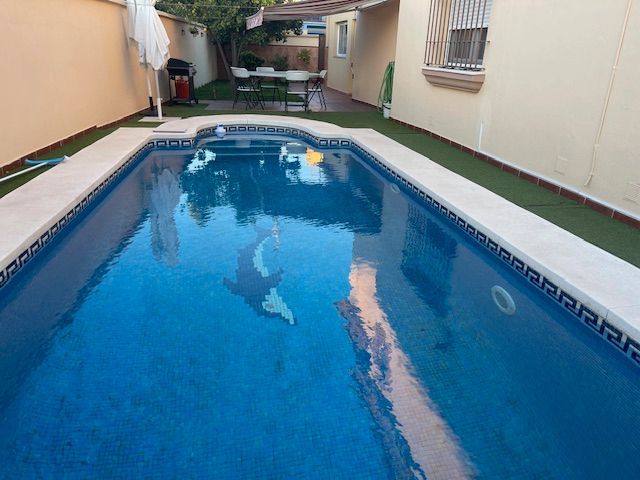 Piscina de Casa adosada en venda en Algeciras amb Aire condicionat, Calefacció i Jardí privat
