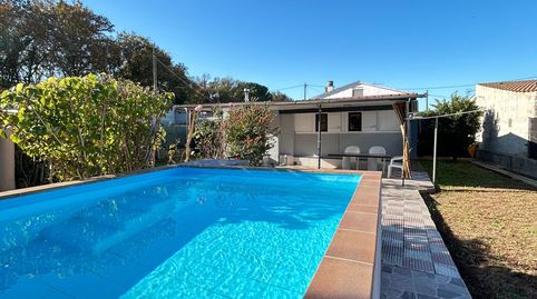 Casa de planta baja reformada con piscina y jardín en Santa Coloma Residencial