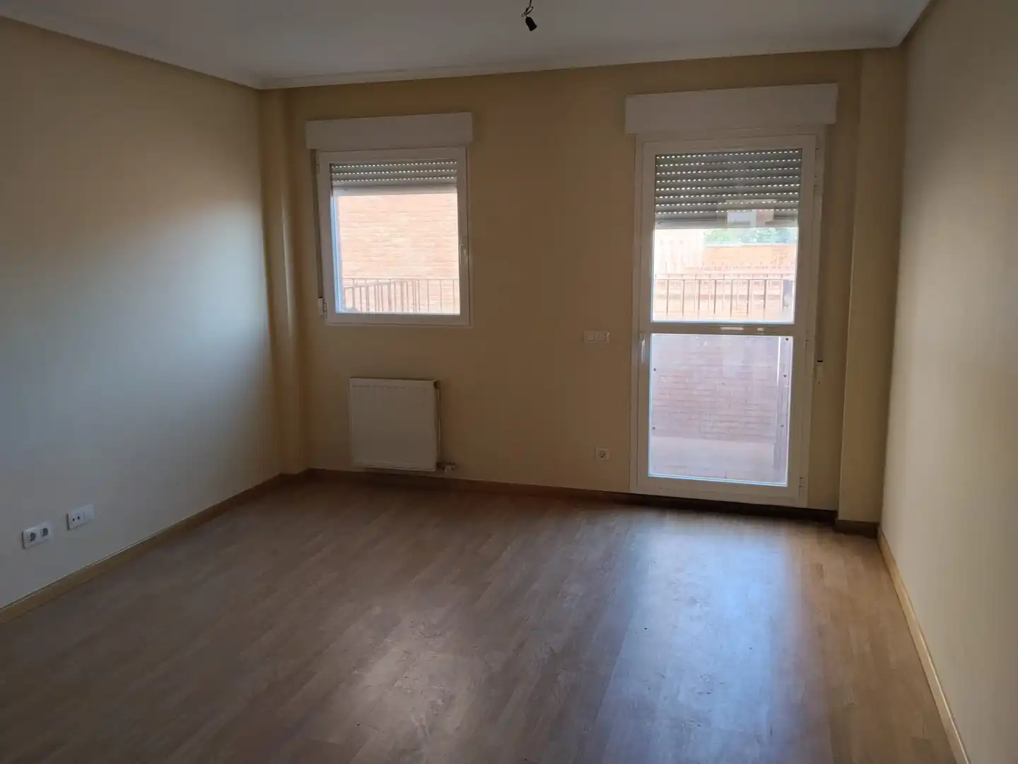 Habitación de Casa adosada en venta en Burgos con Parquet y Trastero