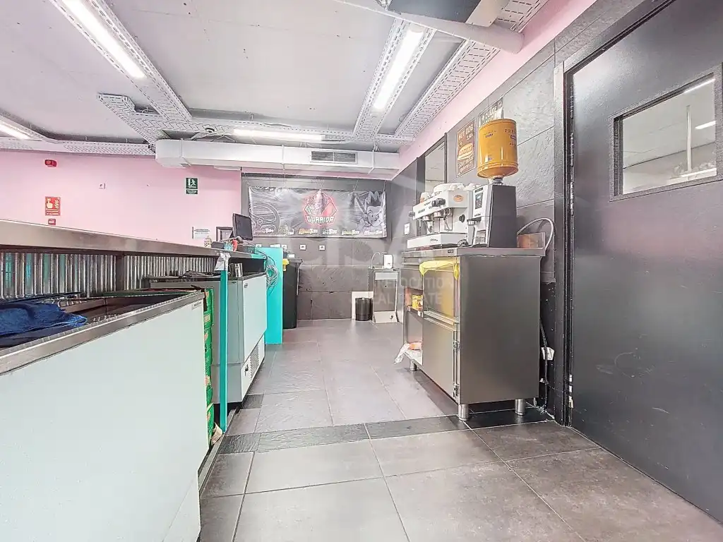 Locale commerciale in affitto a Carrer Isabelle Sandy, 2-4 2-4, imagen 8