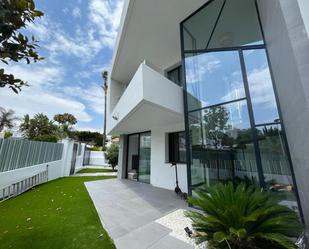 Vista exterior de Casa o xalet de lloguer en Estepona amb Aire condicionat, Terrassa i Piscina